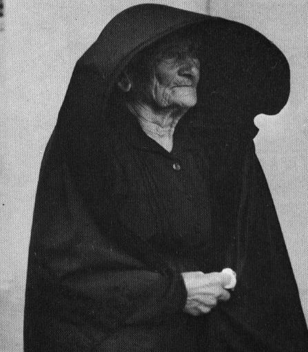 Woman wearing the faldetta